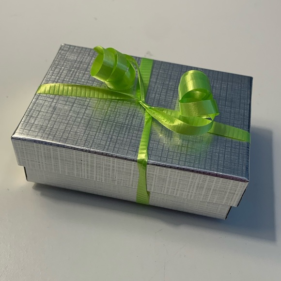 Like New! Liz Claiborne Necklace. - Picture 6 of 6